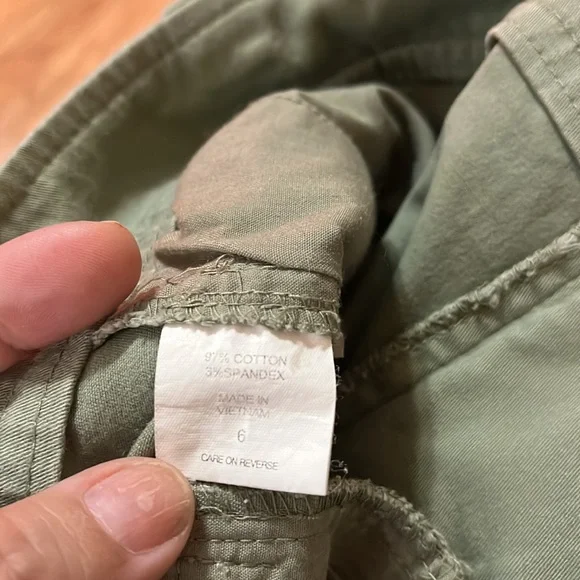 New York and company sage green shorts size 6 - Picture 5 of 7